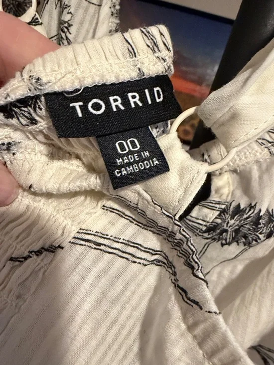 torrid Cream Tank Top with Black Floral Print - Picture 2 of 6